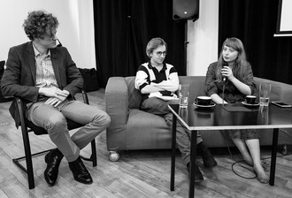 Moderátor Matěj Chytila a dva ze studentů Petr Doubravský a Eva Matoušová 