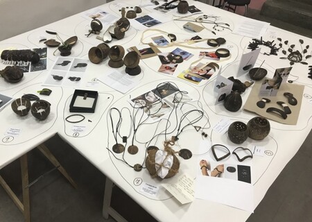 Výrobky ze skořápek kokosových ořechů (na obrázku), které navrhlo 14 českých designérů, začnou ještě letos vytvářet místní řemeslníci v Indonésii. Představila je při vyhlášení výsledků designérské soutěže bioložka Hana Svobodová, která projekt Kokos místo želvy připravila. Tři nejlepší designéři se spolu s bioložkou vydají v červenci do Berau na Borneu, kde budou učit místní výrobce, jak vytvářet předměty z kokosu. 