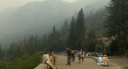 Oheň poblíž Yosemitského národního parku (na obrázku) už uchvátil bezmála 15.000 hektarů lesa.