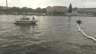  Pražští hasiči položili plovoucí pásy, které naftu nasakují a zamezují jejímu dalšímu šíření po hladině, a zasypali ji sorbentem.