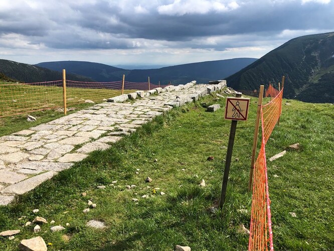 Správa KRNAP ve spolupráci s polskými kolegy instalovala zábrany na obou místech už na loňskou hlavní turistickou sezonu.