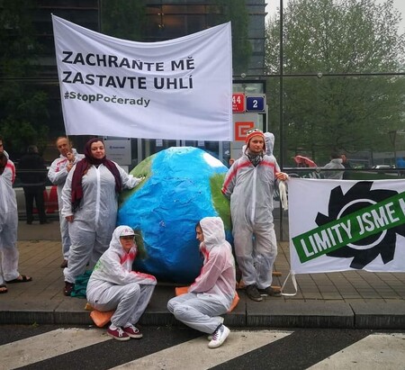 Vstup do sídla ČEZ ochránci a ochránkyně klimatu blokovali pomocí rozměrné makety planety Země a transparentem s nápisem: 