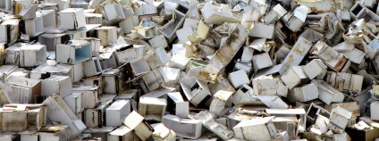 Moře starých ledniček čekajících ve sběrném dvoře na recyklaci Foto: Elektrowin 