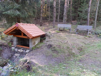  Studánka a lavičky. 