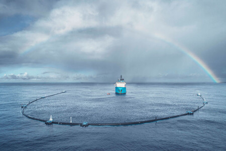 Pět let práce týmu organizace The Ocean Cleanup letos v září vyústilo v již dlouho očekávané spuštění první plastosběrné bariéry na vodu. 