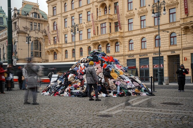 Na problematiku textilního odpadu upozornila také 5tunová hromada starého oblečení na náměstí Republiky. 