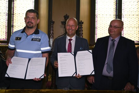 Dopravní policisté budou pravidelně měřit emise automobilů v pražském provozu. Praha k tomu pro policii koupí mobilní měřicí zařízení. Vyplývá to z memoranda, které minulý týden podepsali zástupci hlavního města, policie a STK.