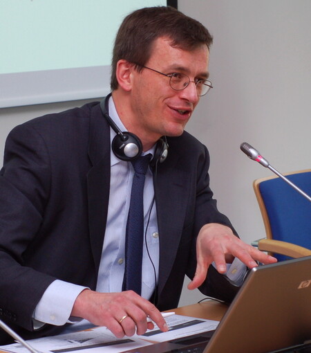 Wöllert uvedl, že zatímco peníze získané z emisního obchodování po investování zůstanou v systému a pomohou, aby EU snížila svojí uhlíkovou stopu, peníze zaplacené za ropu a zemní plyn jdou za hranice EU.