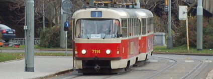 Tramvaj přijízdějící do zastávky Vltavská Foto: Martin Singr Ekolist.cz 