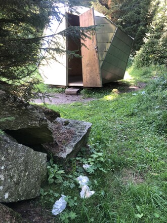 Nikdo se do Krkonoš nejezdí dívat na použité kapesníčky v okolí cest a kolem útulen, přesto je tam najdeme v množství větším než malé.  