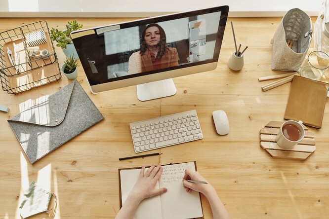 Chcete něco udělat pro životní prostředí a lepší klima? Pak nechtějte možné maximum od internetu. Omezte svůj datový přenos, snižte rozlišení obrazu videí a během virtuálních konferencí vypněte kameru.