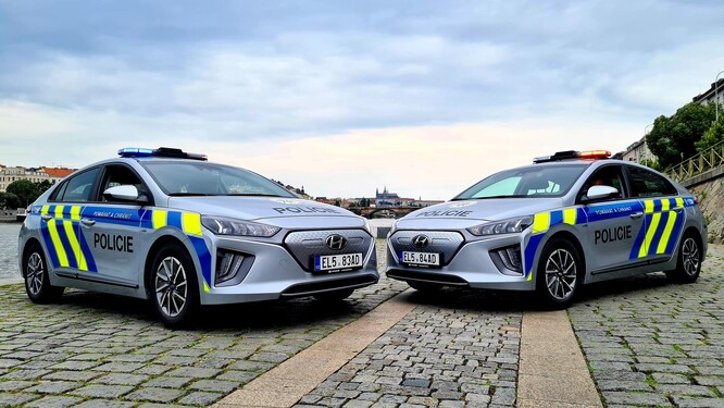 Auta budou policisté dobíjet jak ve veřejných nabíječkách, tak v těch, které vybudovalo ministerstvo vnitra. 