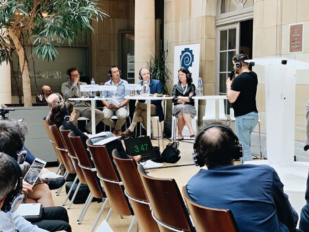 Na akci nejvyšších energetických osobností Evropy nebyl ani jeden speaker z ČR (kromě mě tedy) (Pavel Podruh v panelu ve světlé košili).