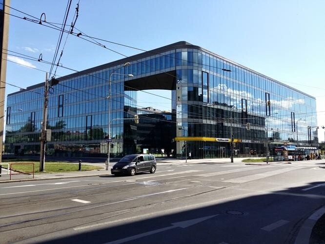 Zrcadlové stěny budov vyvolávají u ptáků dojem volného prostoru – … a přináší smrt 